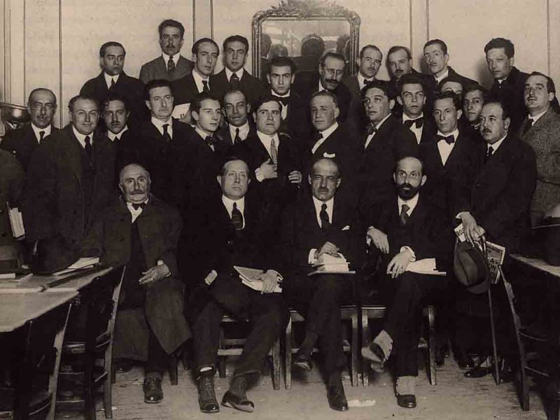 Homenaje a José Ortega y Gasset organizado por Ramón Gómez de la Serna en el Café Pombo [1920] Madrid Sepia Copia digital Jiménez, Juan Ramón (1881-1958) JR es el primero por la der. de la primera fila, y a su lado están sentados José Ortega y Gasset y Azorín. Entre los retratados figuran de pie, en la segunda fila Manuel García Morente (primero por la izq.), Pedro Salinas (cuarto por la izq.), Ramón Gómez de la Serna (octavo por la izq.) y Alfonso Reyes (tercero por la der.) Fuente: Catálogo exposición JRJ Premio Nobel 1956, Ed. SECC-Residencia de Estudiantes, Madrid, 2006. P.286. Se conserva el original en la Residencia de Estudiantes