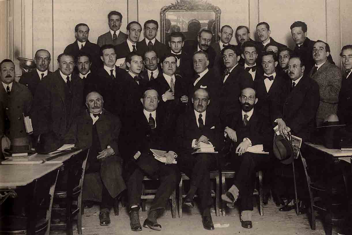 Homenaje a José Ortega y Gasset organizado por Ramón Gómez de la Serna en el Café Pombo [1920] Madrid Sepia Copia digital Jiménez, Juan Ramón (1881-1958) JR es el primero por la der. de la primera fila, y a su lado están sentados José Ortega y Gasset y Azorín. Entre los retratados figuran de pie, en la segunda fila Manuel García Morente (primero por la izq.), Pedro Salinas (cuarto por la izq.), Ramón Gómez de la Serna (octavo por la izq.) y Alfonso Reyes (tercero por la der.) Fuente: Catálogo exposición JRJ Premio Nobel 1956, Ed. SECC-Residencia de Estudiantes, Madrid, 2006. P.286. Se conserva el original en la Residencia de Estudiantes